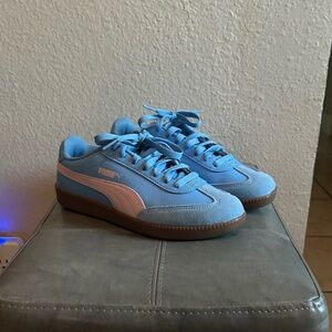 Puma Women’s Size 7 Light Blue Sneakers with Pink Accents